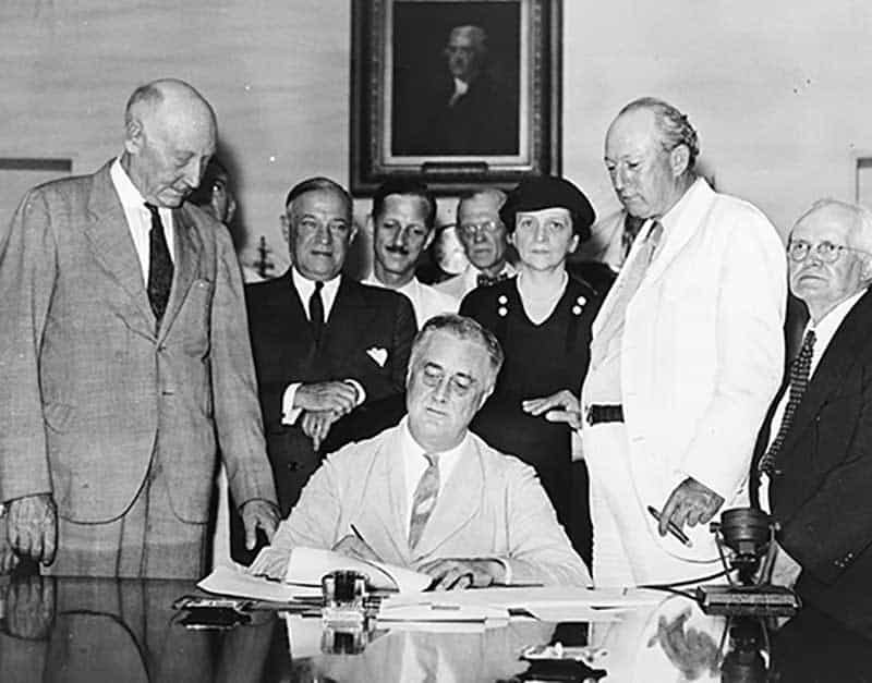FDR signing the SSA